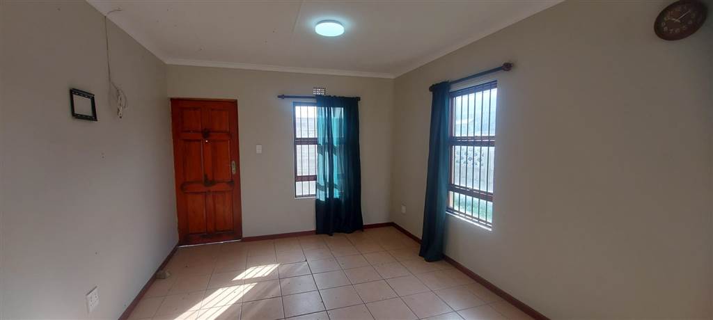 3 Bed House in Mitchells Plain photo number 3