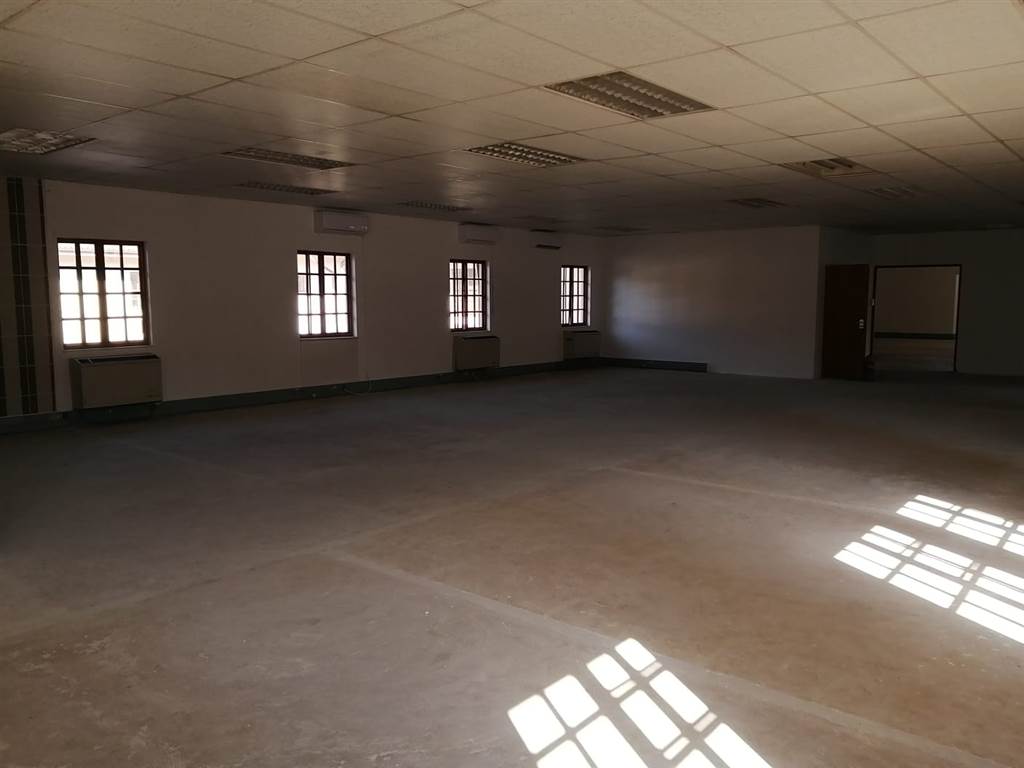 1950  m² Commercial space in Nelspruit Central photo number 11