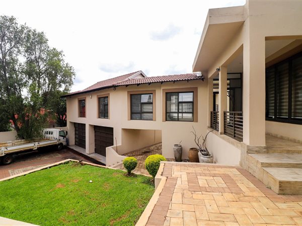 11 Bed House in Protea Park