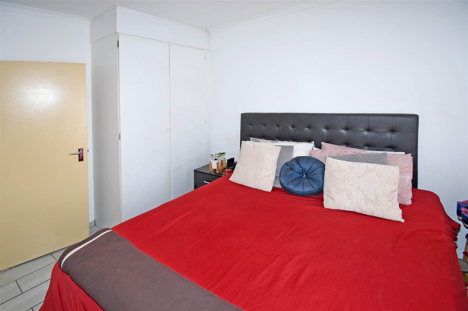 2 Bed Apartment in Weltevreden Park photo number 8