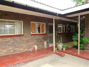 2 Bed Townhouse in Vanderbijlpark CE2