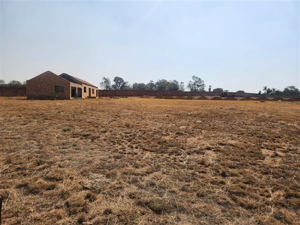 9 606 m² Land