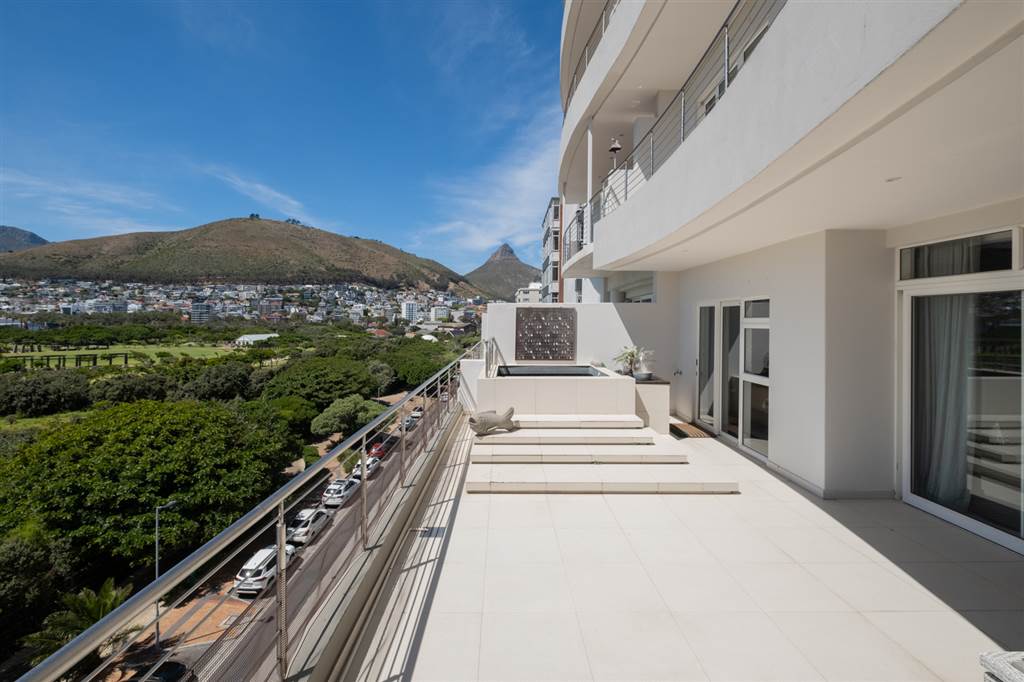 2 Bed Apartment in Mouille Point photo number 7