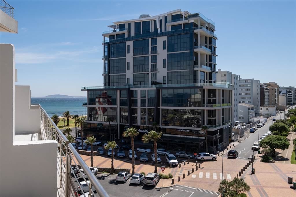 2 Bed Apartment in Mouille Point photo number 21