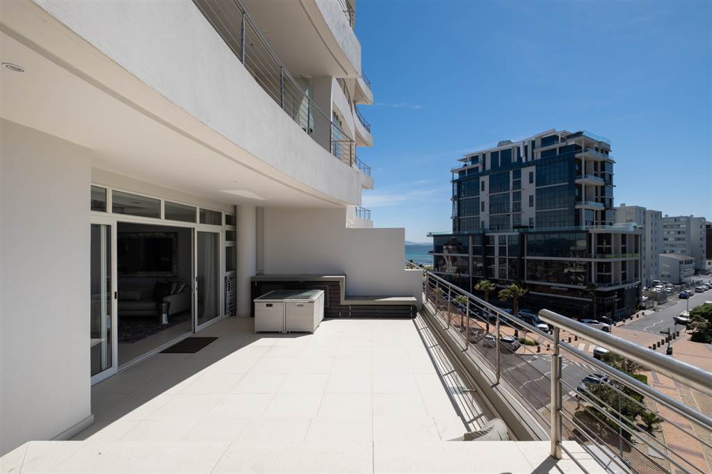 2 Bed Apartment in Mouille Point photo number 8