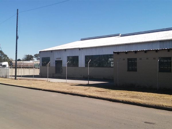 1 700  m² Industrial space