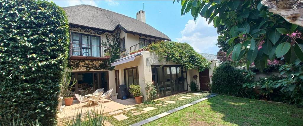 4 Bed House in Parktown North photo number 2