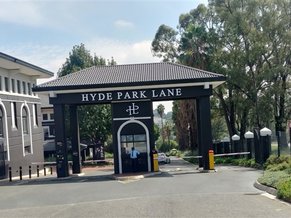 181  m² Commercial space in Hyde Park