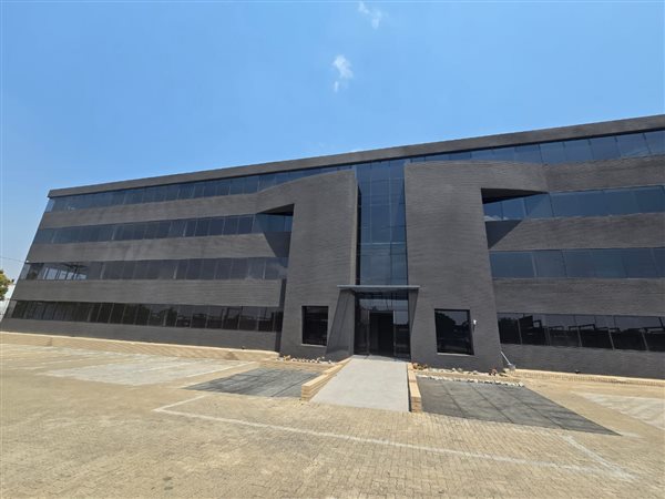 2 600  m² Commercial space