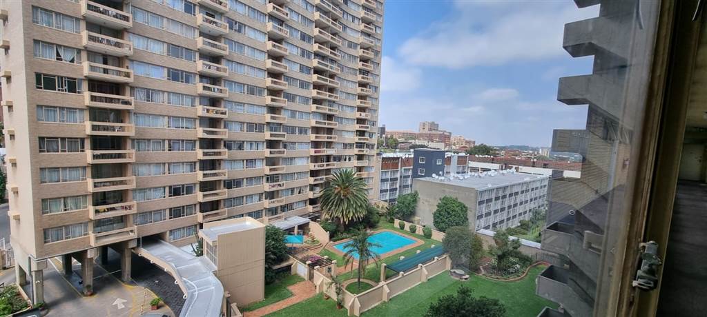 2 Bed Apartment in Parktown photo number 23