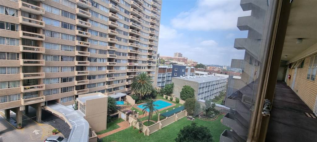 2 Bed Apartment in Parktown photo number 12