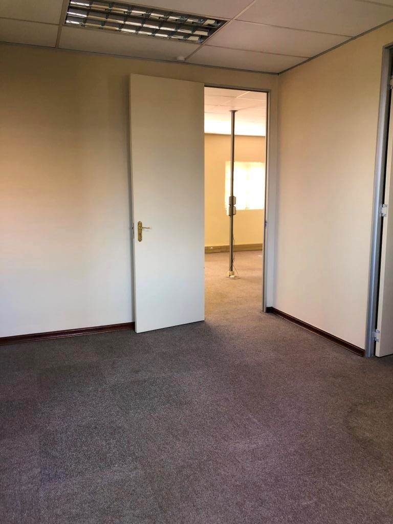 130  m² Office Space in Die Hoewes photo number 17