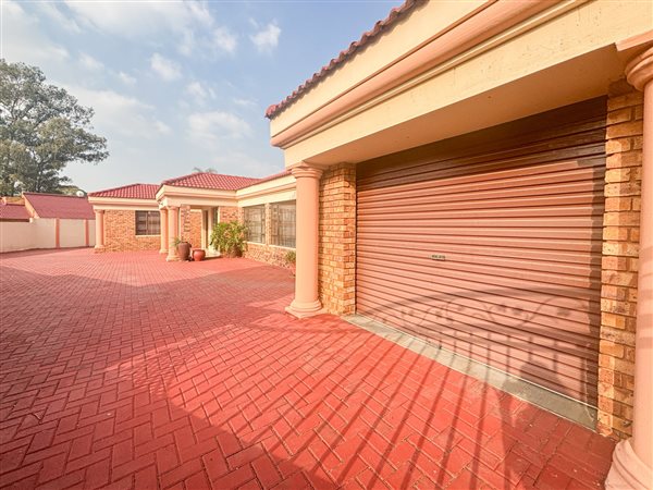 4 Bedroom House 4 Bedroom House