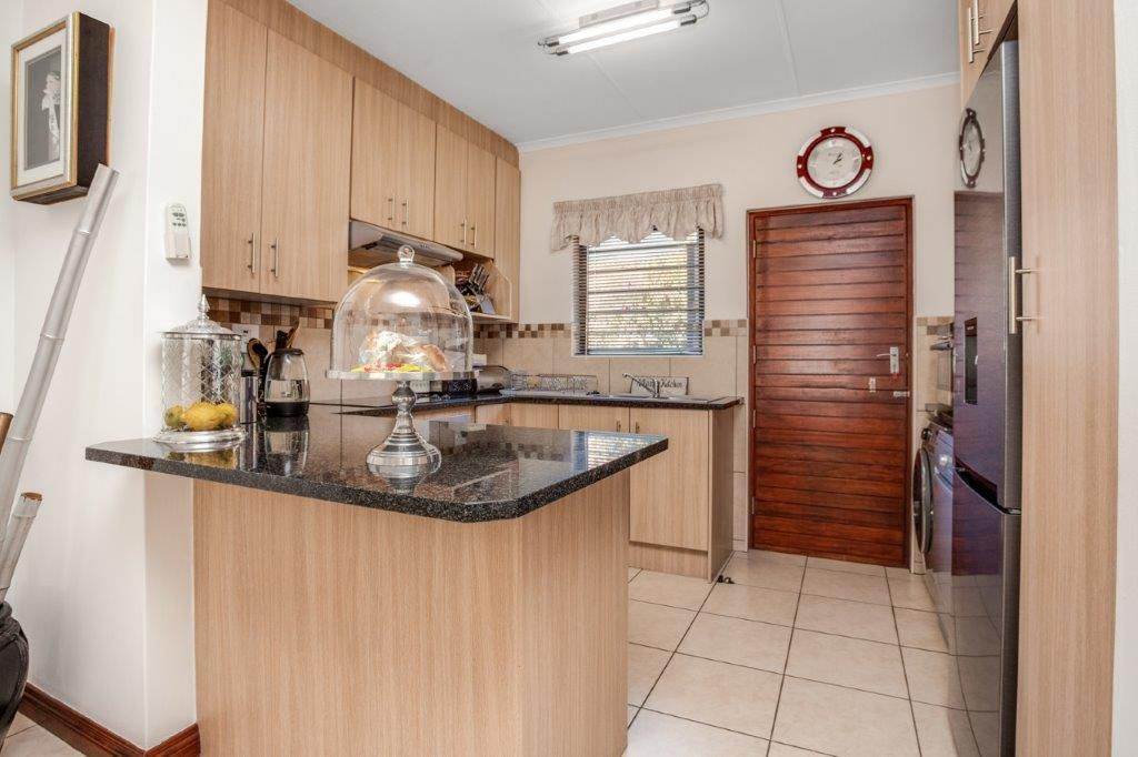3 Bed Simplex in Olivedale photo number 5