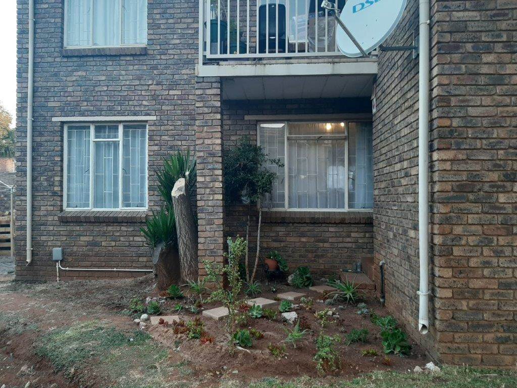 2 Bed Apartment in Highveld photo number 15