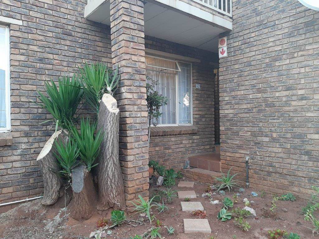 2 Bed Apartment in Highveld photo number 14