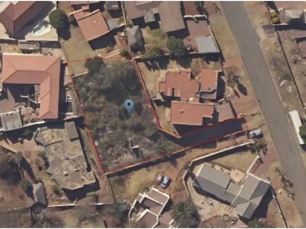 1043 m² Land available in Naturena