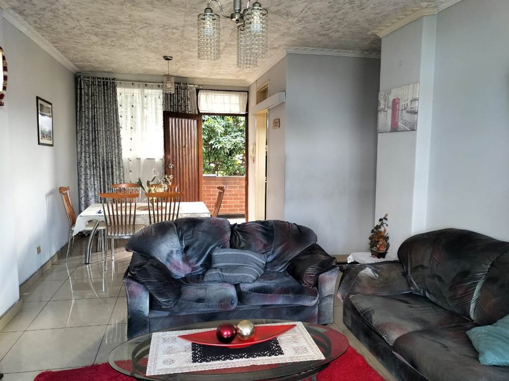 2 Bed Apartment in Pinetown Central photo number 10