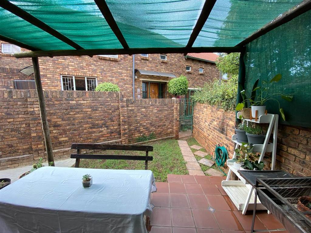 3 Bed Townhouse in Garsfontein photo number 20