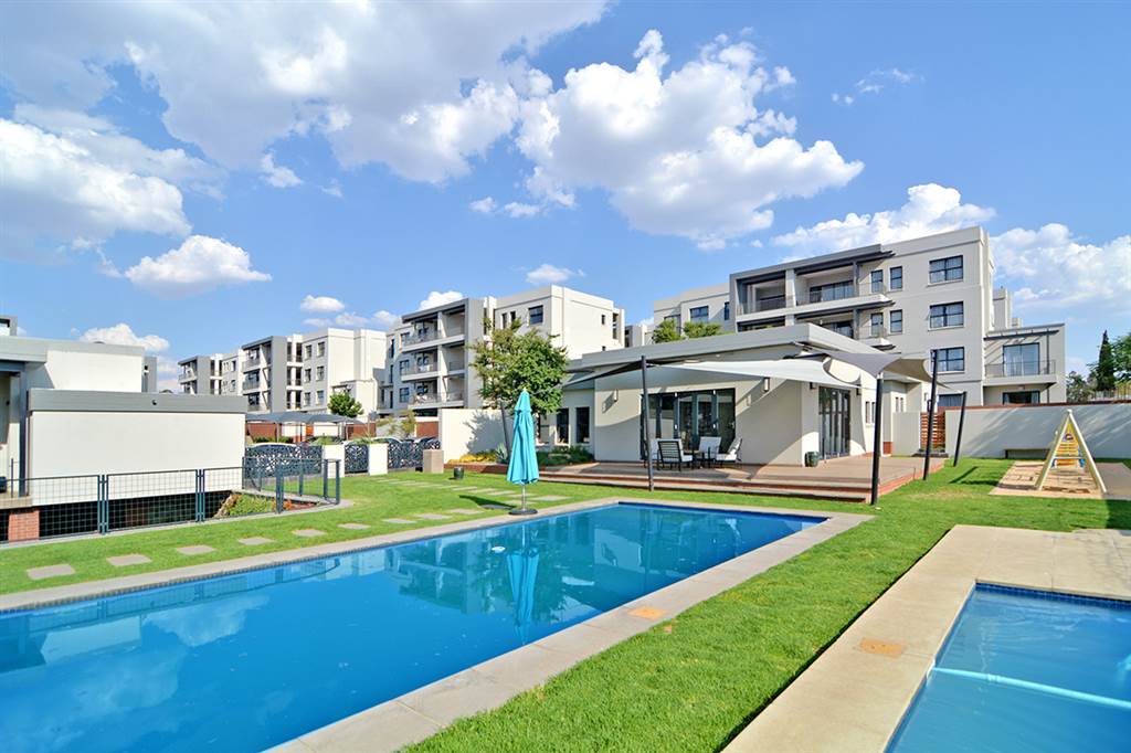 4 Bed Apartment in Kyalami photo number 2