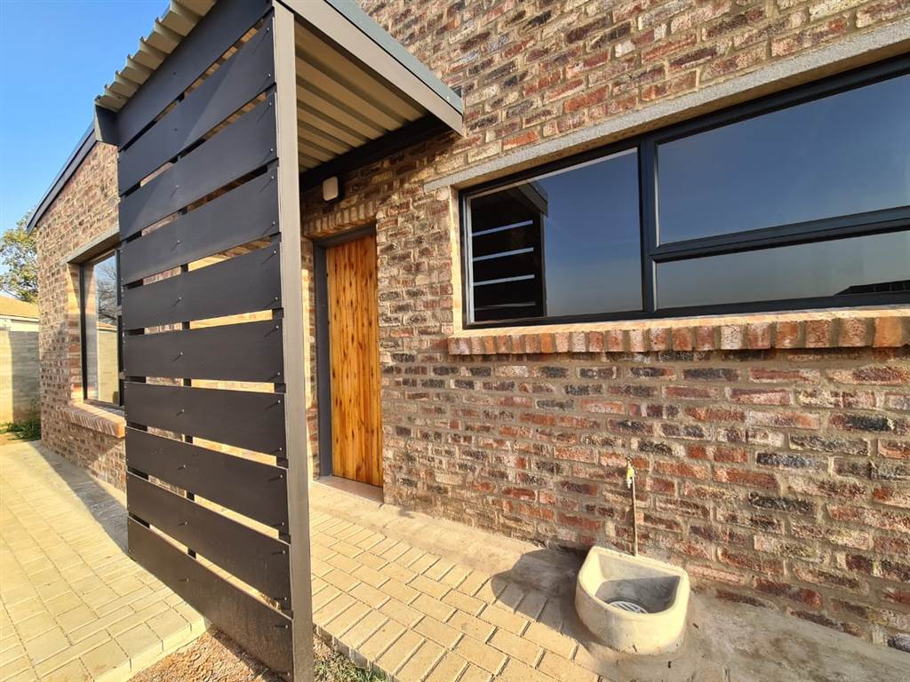2 Bed House in Mooivallei Park photo number 13