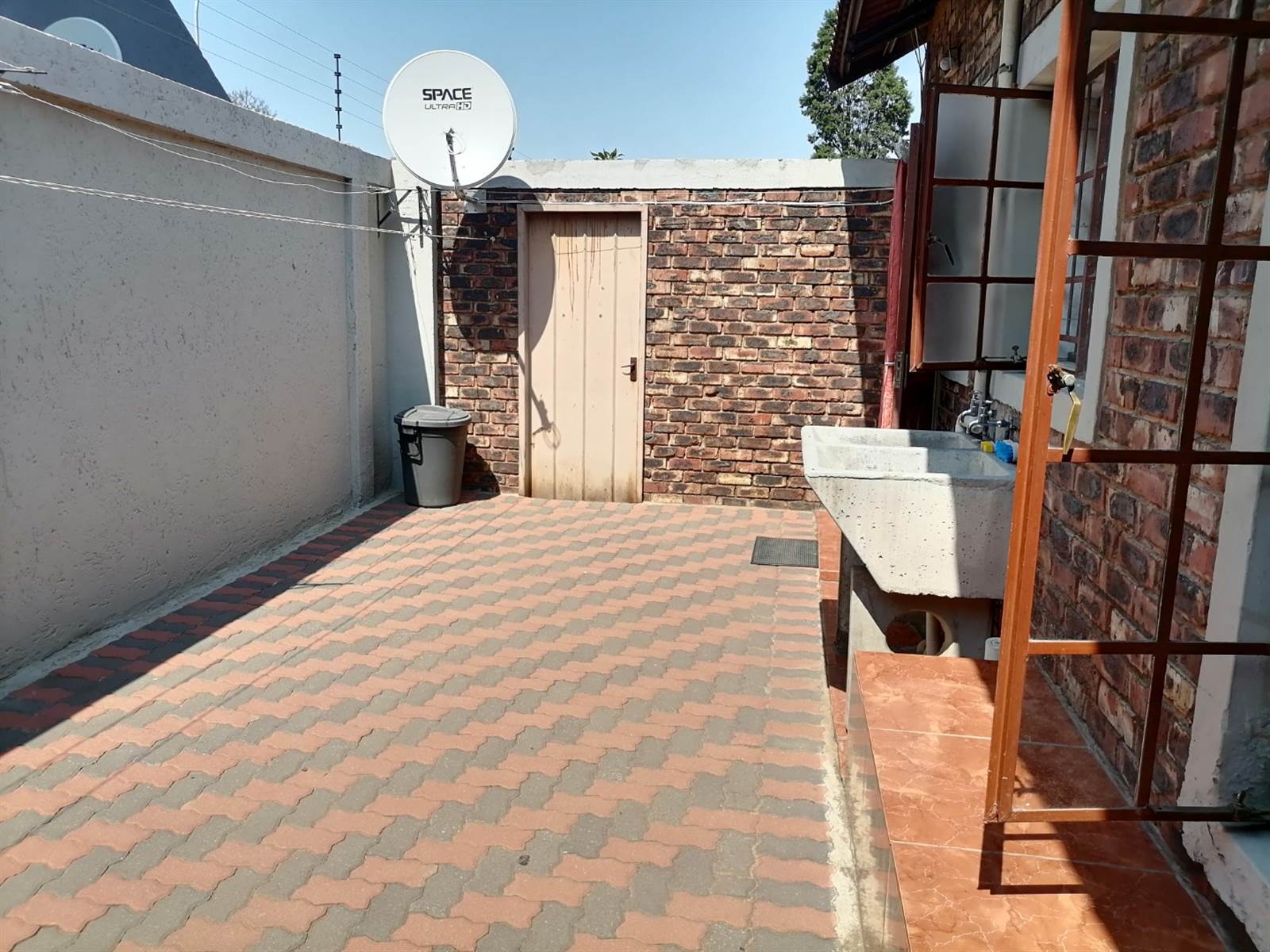 2 Bed Apartment in Germiston South photo number 5