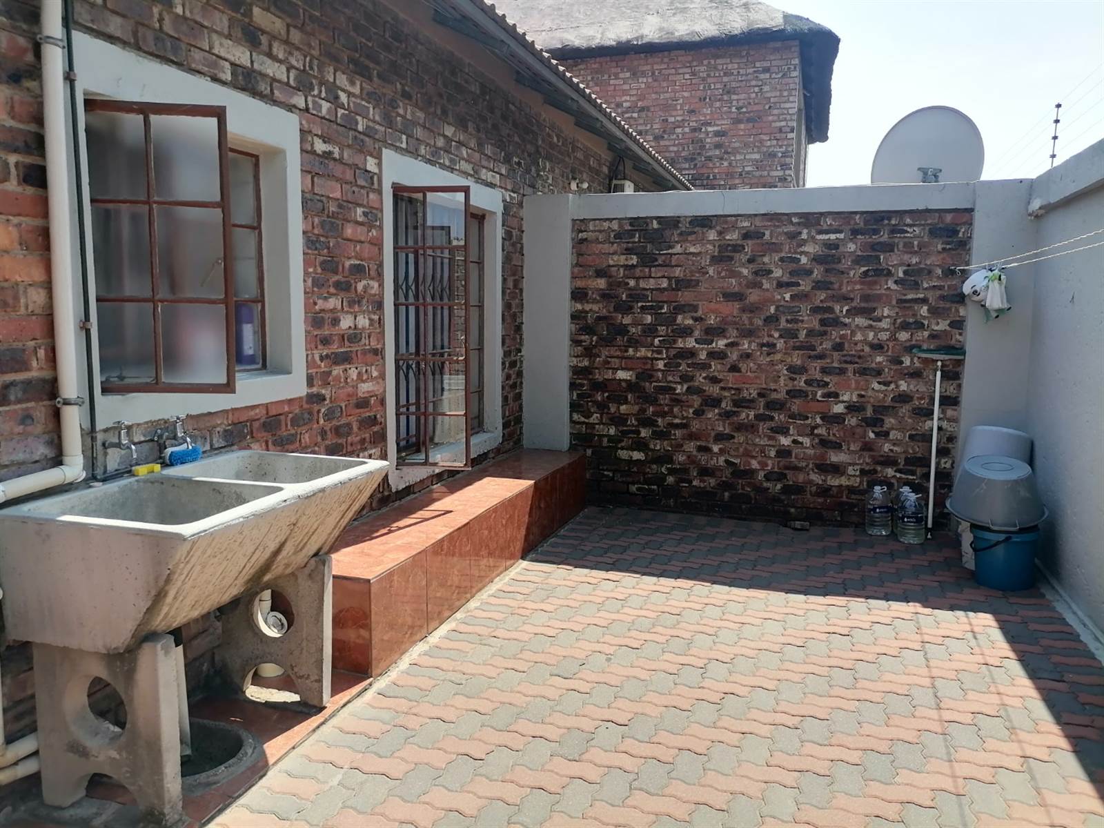 2 Bed Apartment in Germiston South photo number 4