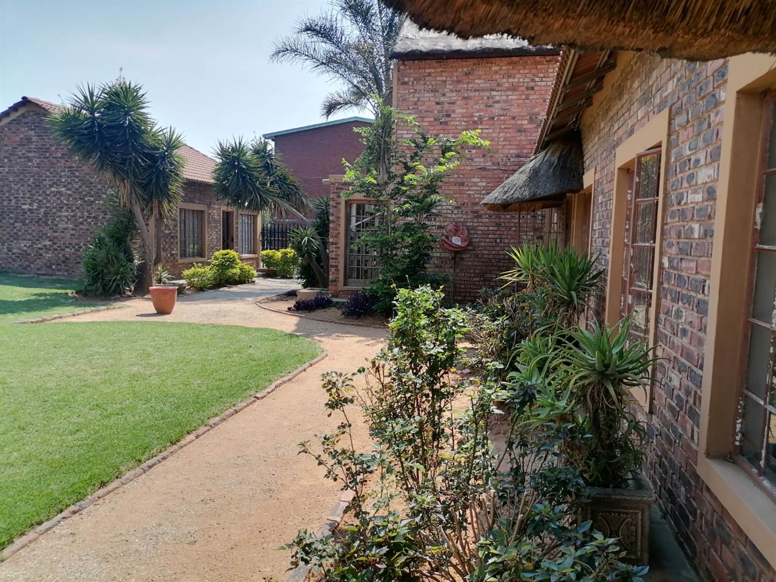 2 Bed Apartment in Germiston South photo number 18