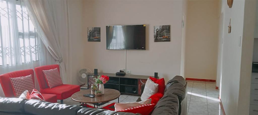 2 Bed House in East London Central photo number 4