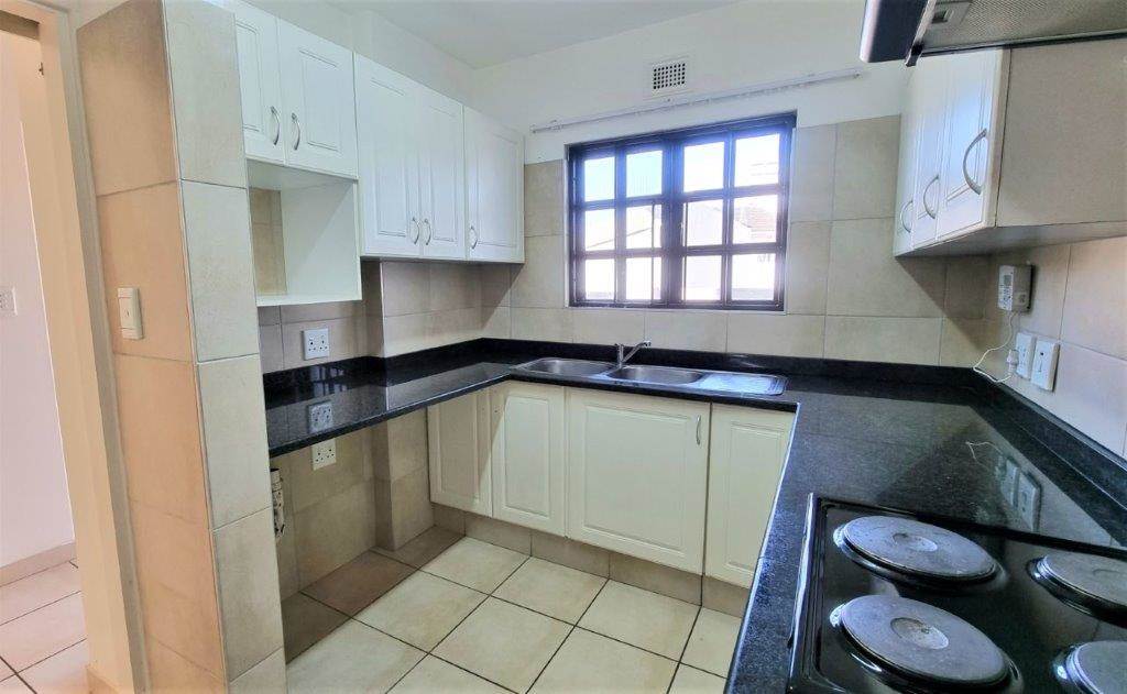 2 Bed Apartment in Umhlanga Rocks photo number 3