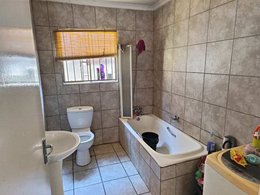 2 Bed Townhouse in Rustenburg Central photo number 15