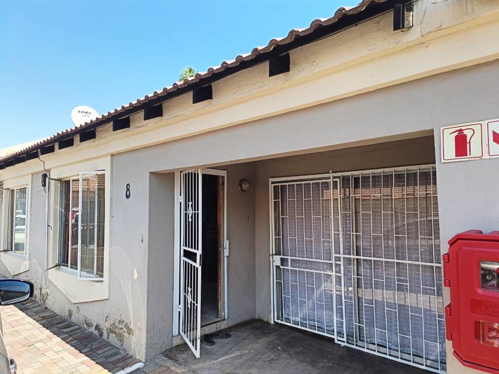 2 Bed Townhouse in Rustenburg Central photo number 4