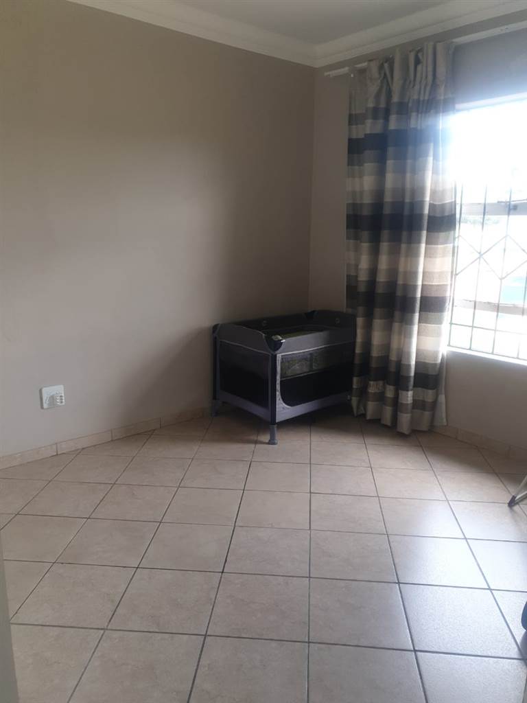 2 Bed Flat in Witbank photo number 5