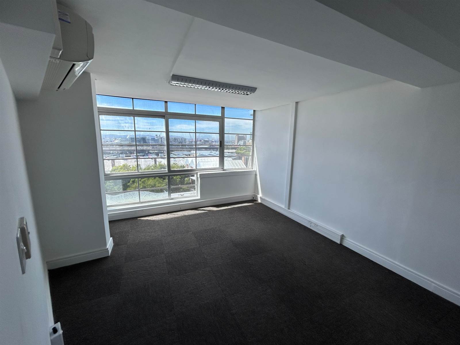 300  m² Office Space in Green Point photo number 5