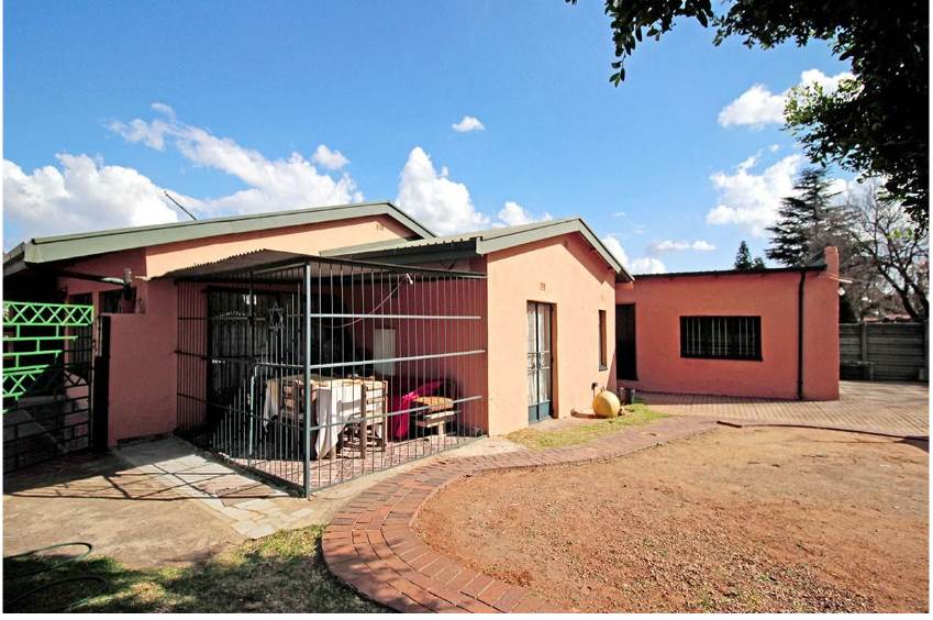 3 Bed House in Kempton Park West photo number 2