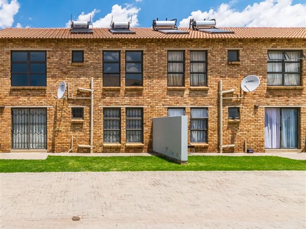 2 Bed Townhouse in Roodepoort Central