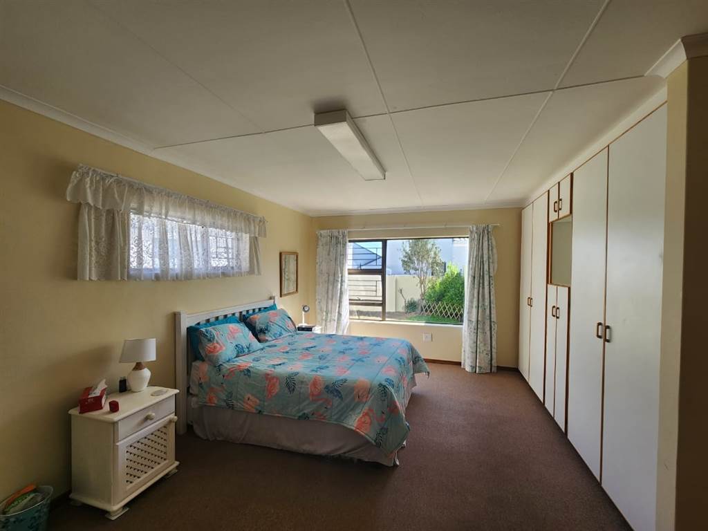 2 Bed House in Stilbaai photo number 10