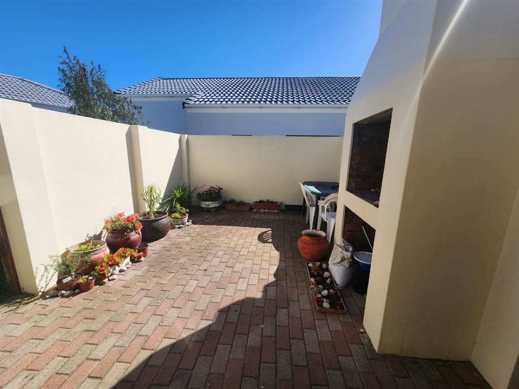 2 Bed House in Stilbaai photo number 16