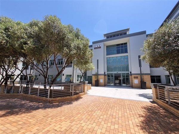 681  m² Commercial space