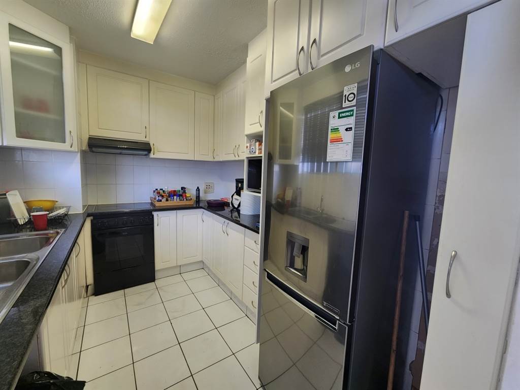 2 Bed Apartment in Essenwood photo number 5