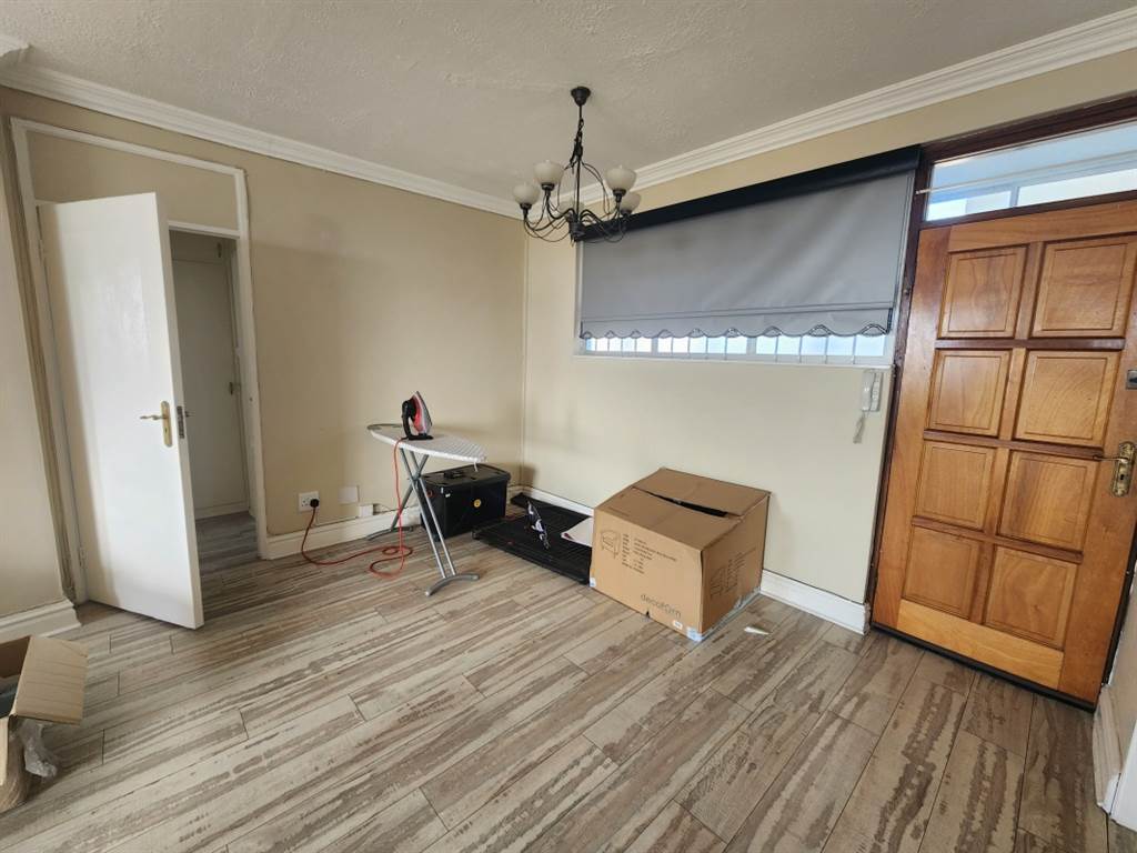 2 Bed Apartment in Essenwood photo number 3