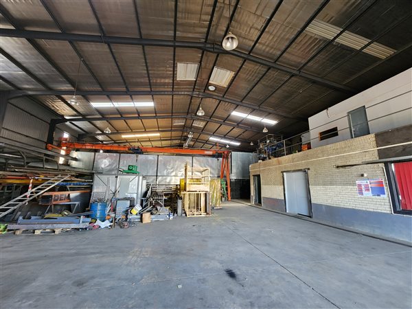 1 600  m² Industrial space