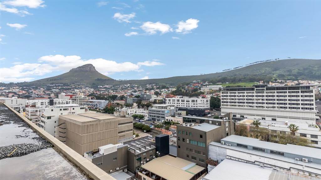 2 Bed Apartment in Cape Town City Centre photo number 4