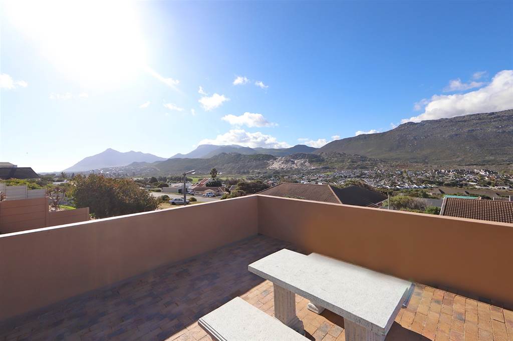 5 Bed House in Fish Hoek photo number 3