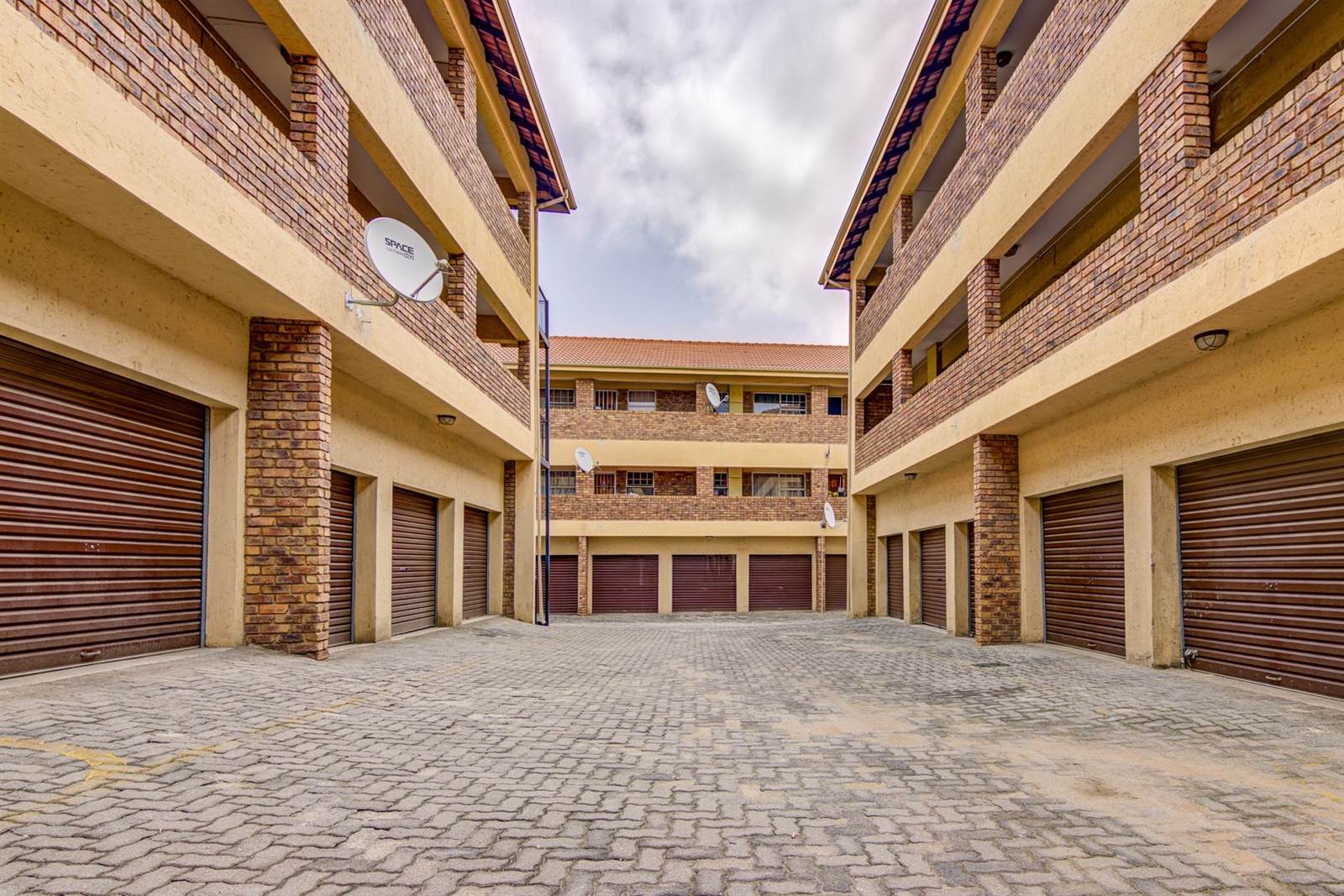 2 Bed Apartment in Kempton Park Ext 4 photo number 14