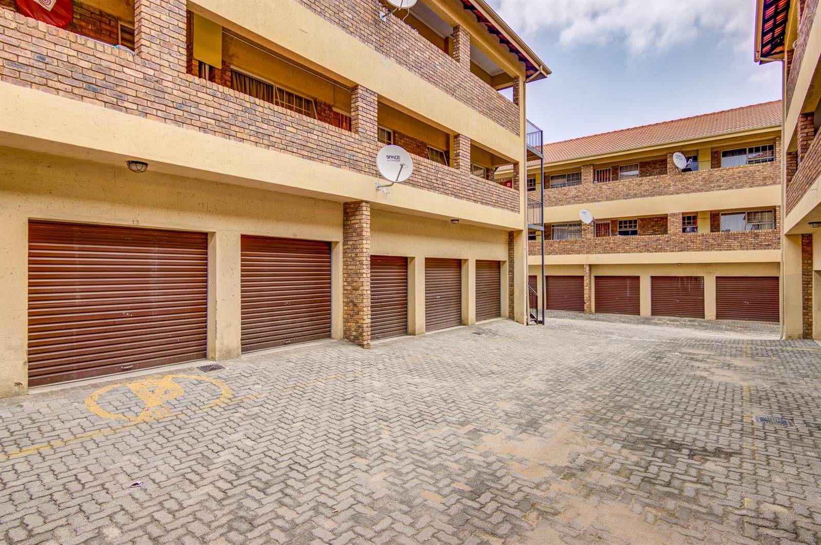 2 Bed Apartment in Kempton Park Ext 4 photo number 11