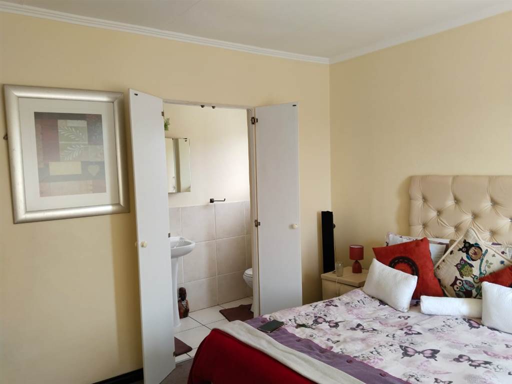 2 Bed Townhouse in Bloubosrand photo number 14