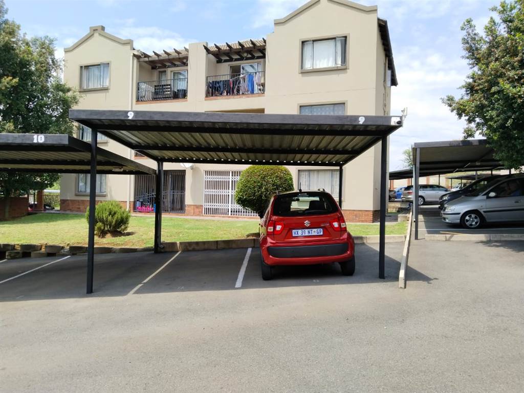 2 Bed Townhouse in Bloubosrand photo number 6