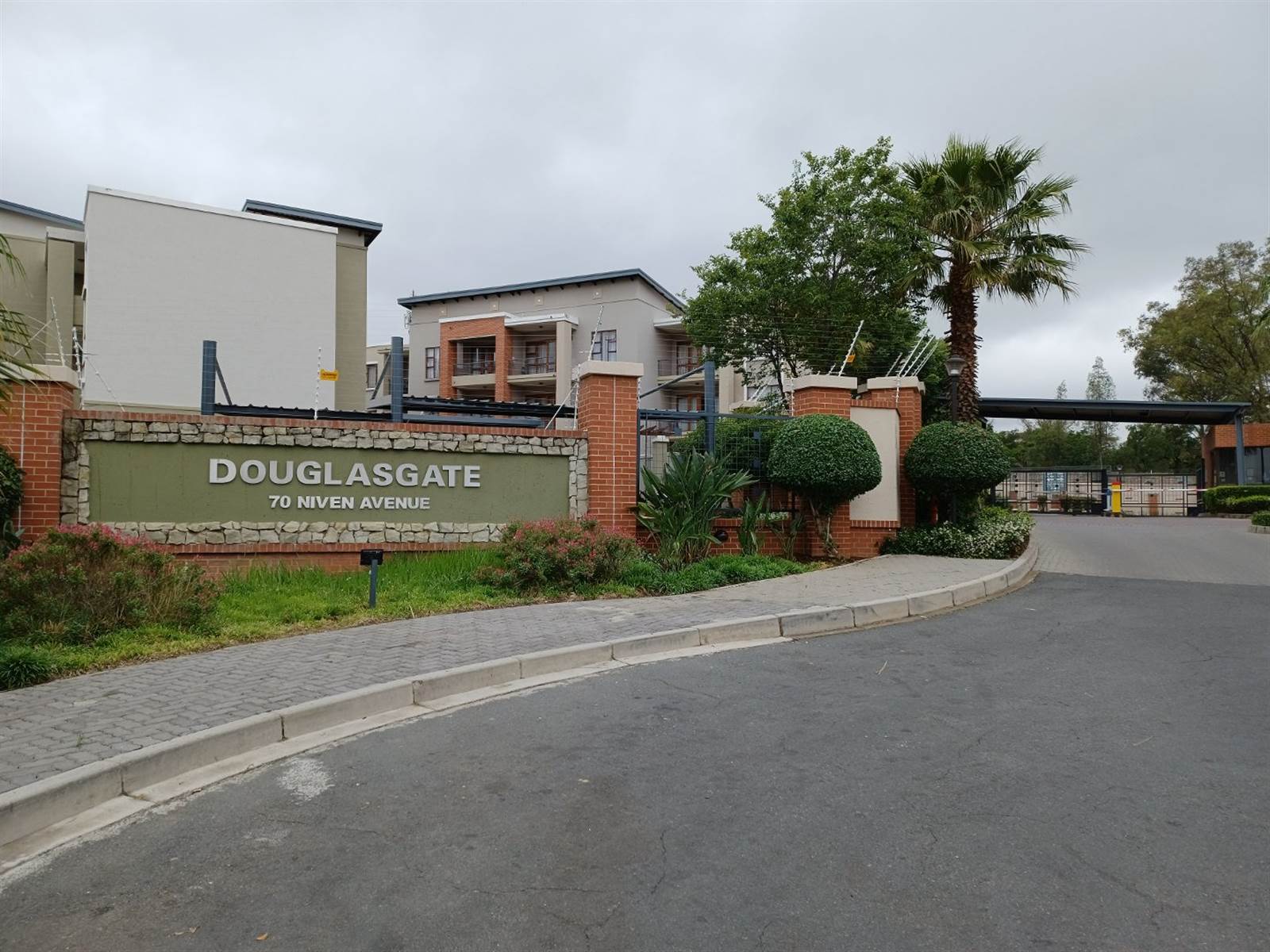 2 Bed Townhouse in Douglasdale photo number 11