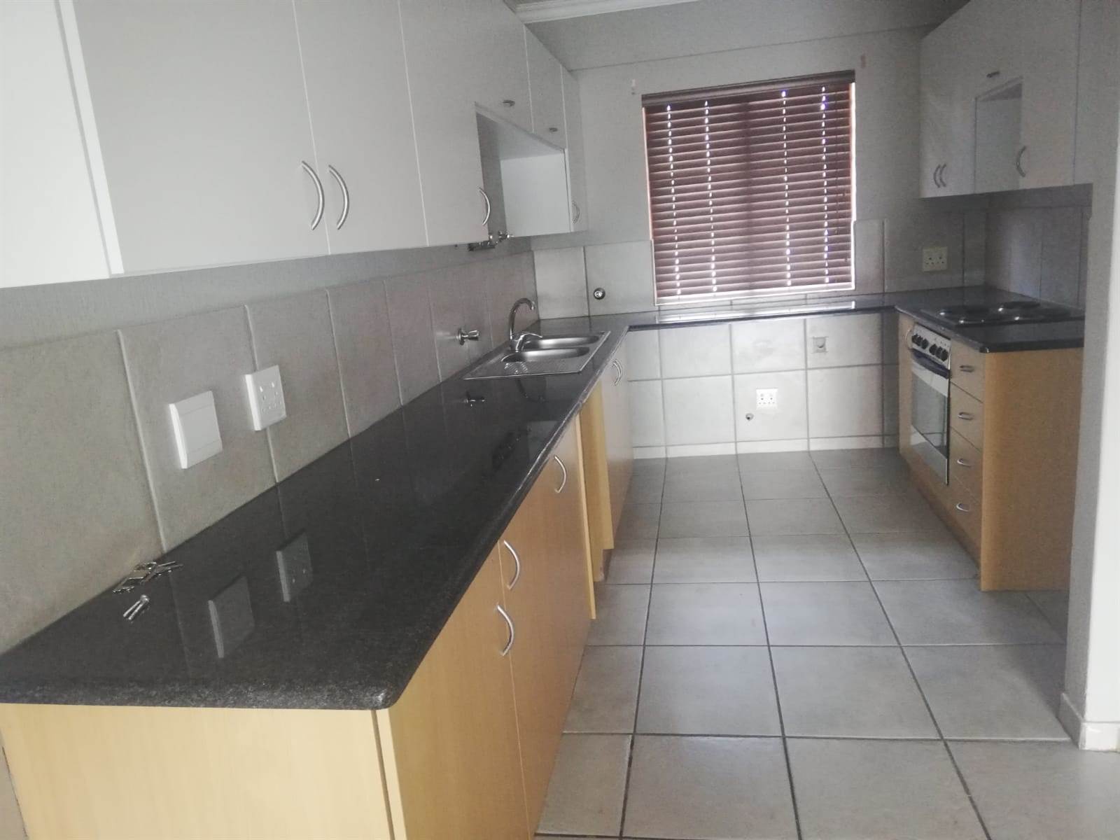 2 Bed Apartment in Ruimsig photo number 19